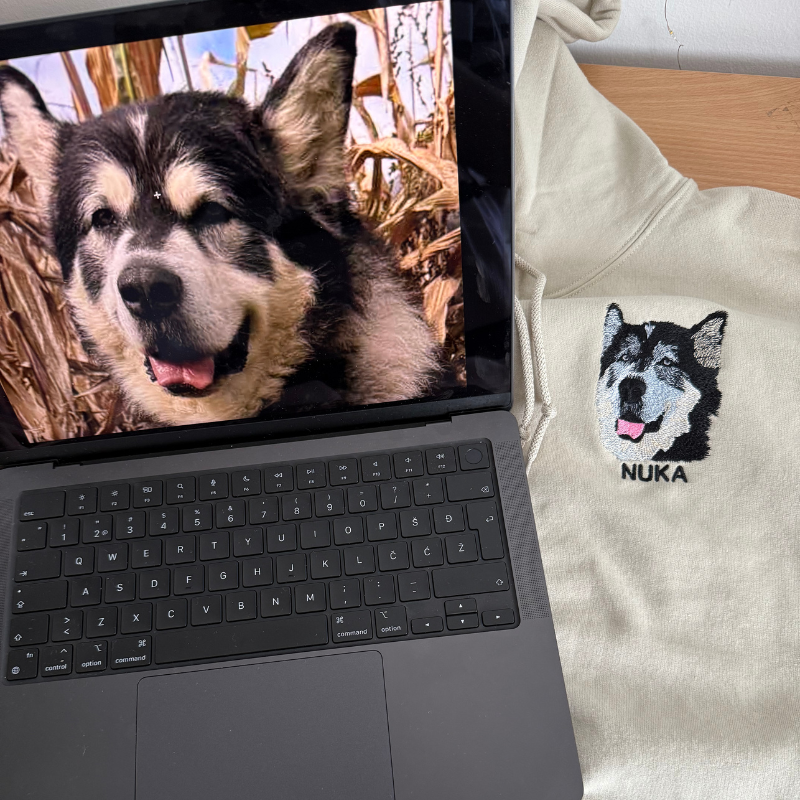 Personaliziran pulover s kapuco z vezenim ljubljenčkom