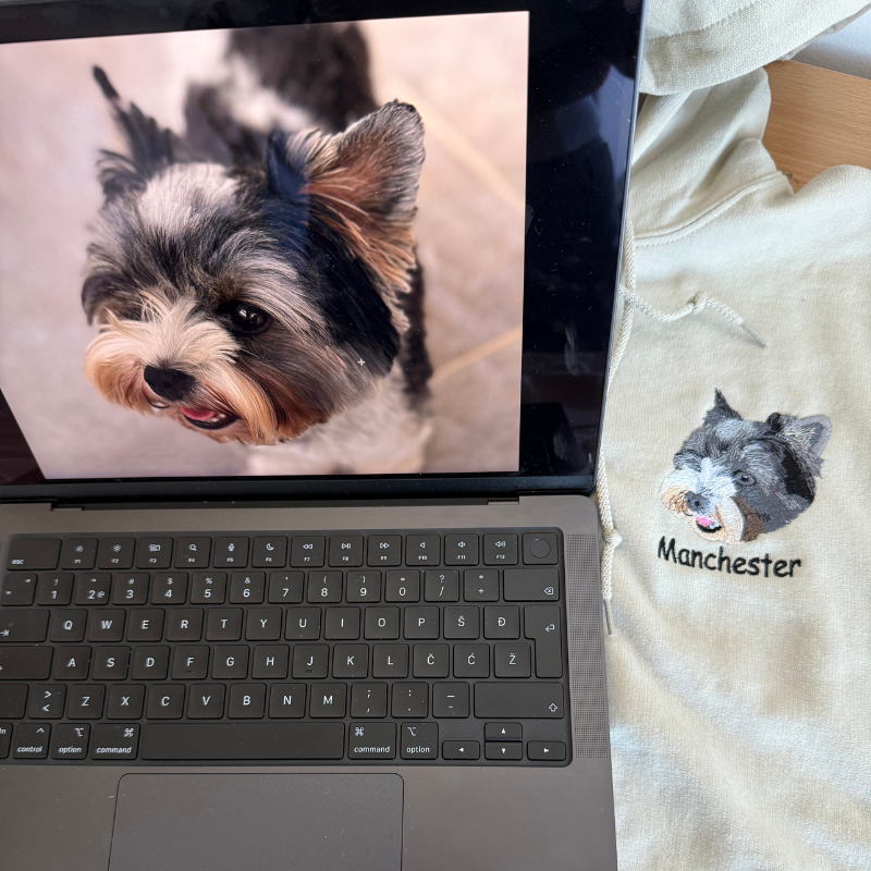 Personaliziran pulover s kapuco z vezenim ljubljenčkom