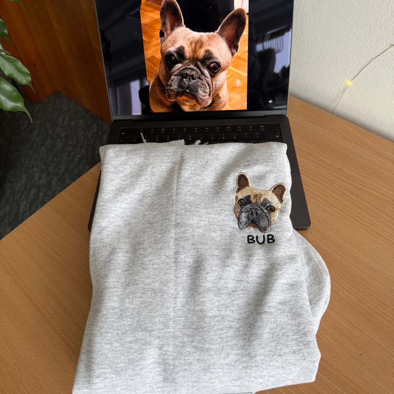 Personaliziran pulover s kapuco z vezenim ljubljenčkom