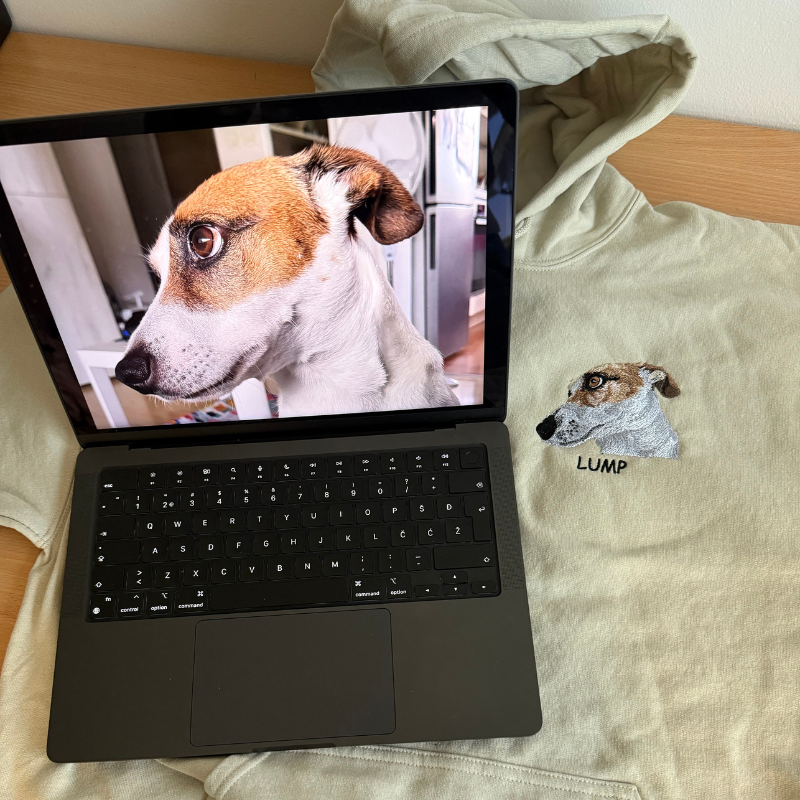 Personaliziran pulover s kapuco z vezenim ljubljenčkom