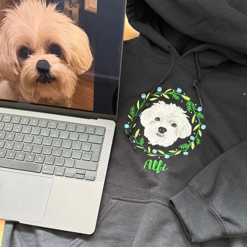 Personaliziran pulover s kapuco z vezenim ljubljenčkom