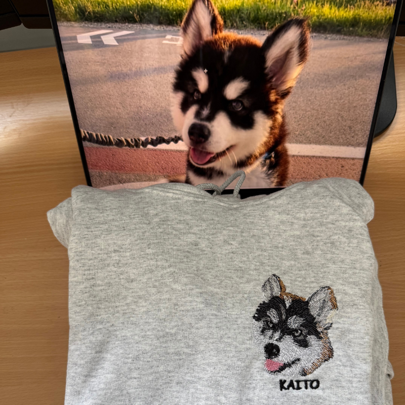 Personaliziran pulover s kapuco z vezenim ljubljenčkom