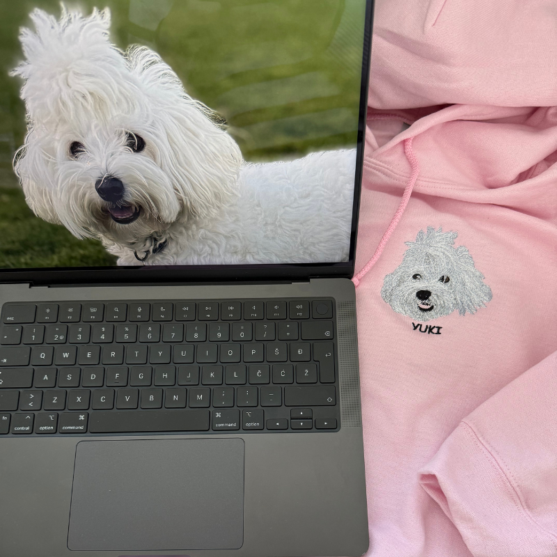 Personaliziran pulover s kapuco z vezenim ljubljenčkom