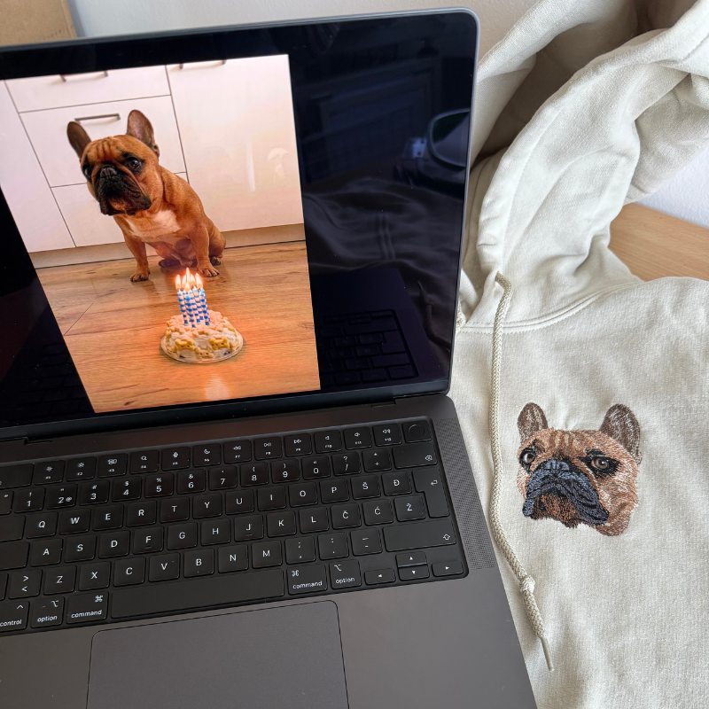 Personaliziran pulover s kapuco z vezenim ljubljenčkom