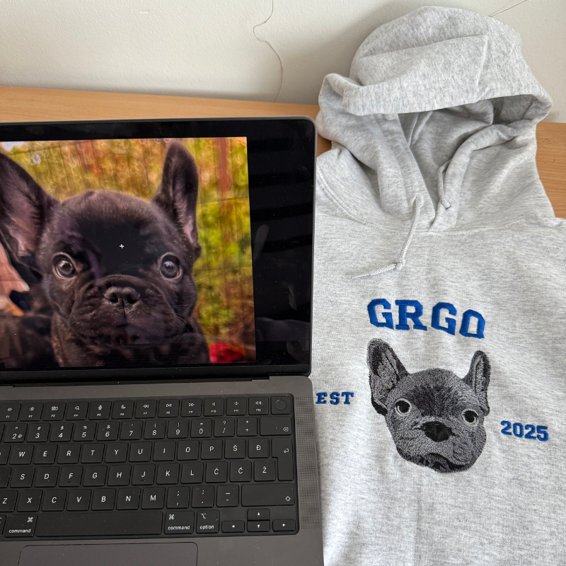 Personaliziran pulover s kapuco z vezenim ljubljenčkom in imenom