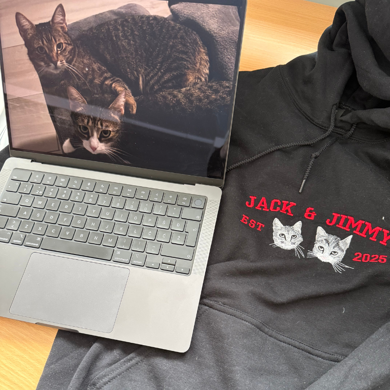 Personaliziran pulover s kapuco z vezenim ljubljenčkom in imenom