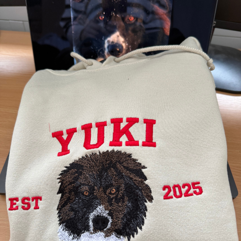 Personaliziran pulover s kapuco z vezenim ljubljenčkom in imenom