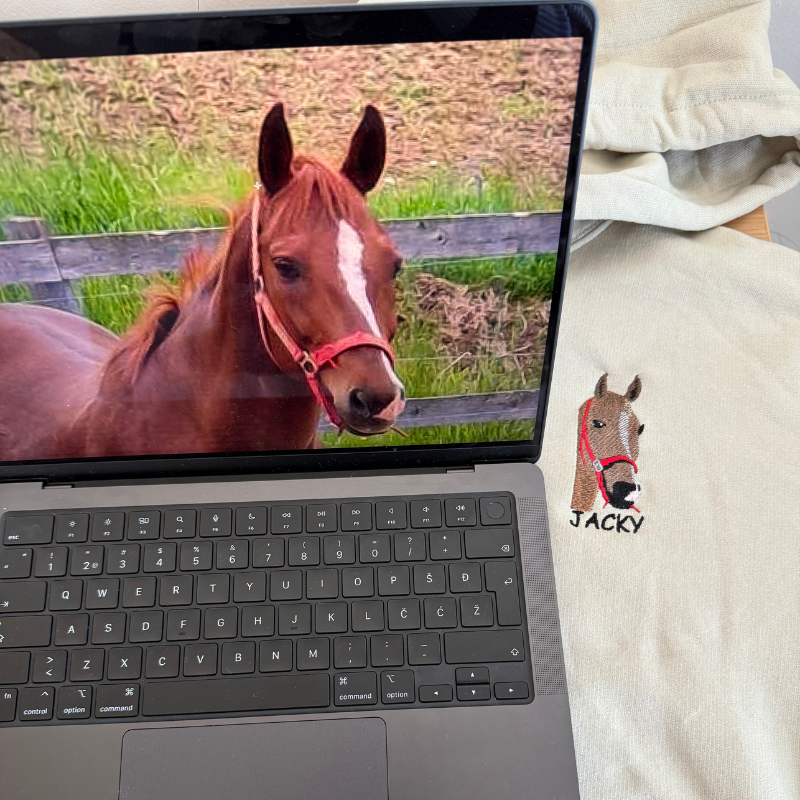 Personaliziran pulover s kapuco z vezenim ljubljenčkom