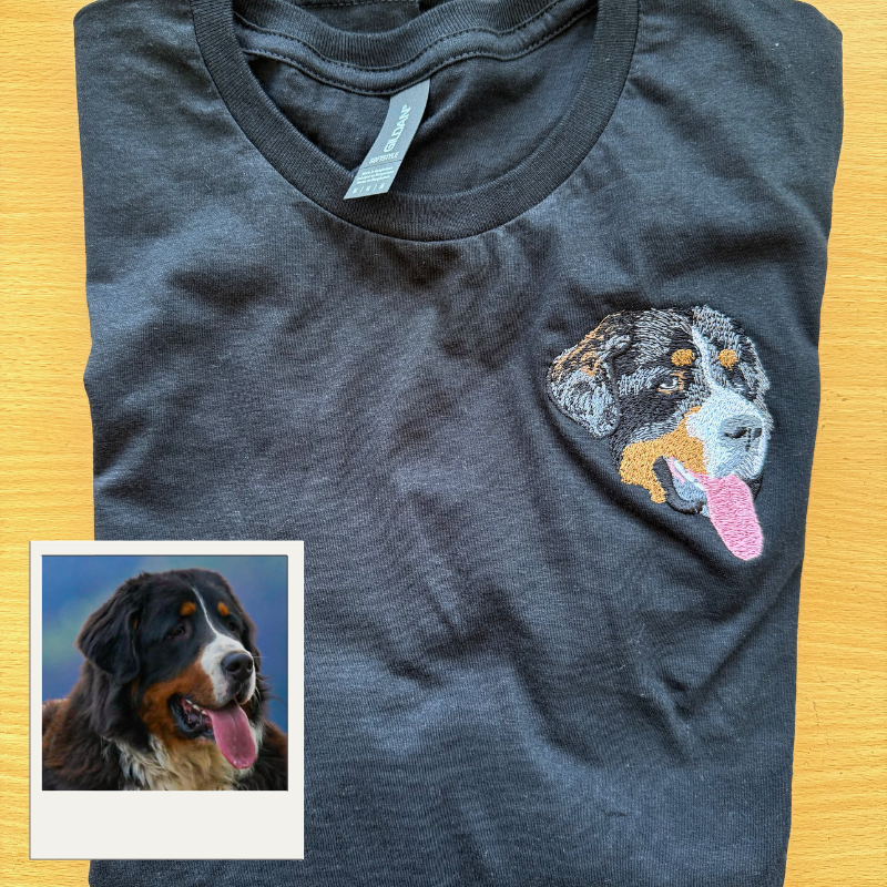 Črna bombažna kratka majica z barvnim vezenim portretom bernskega planšarja in originalno fotografijo za primerjavo.