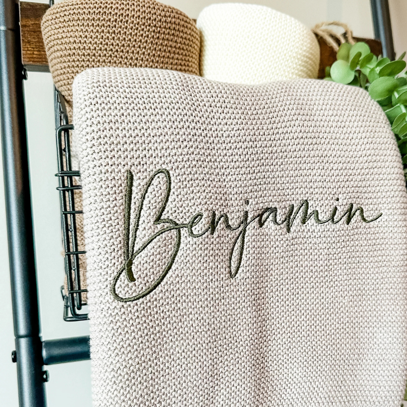 Personalizirana dekica s imenom izrađena od mekog 100% pamuka