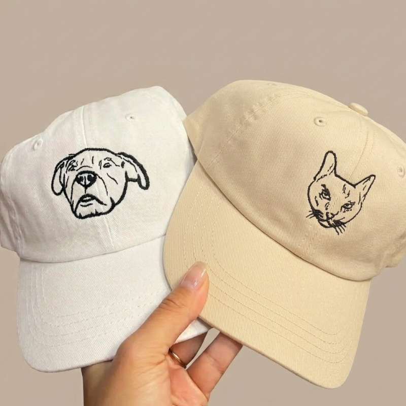 Bež in bela personalizirana kapa s kakovostnim vezenim motivom psa in mačke.