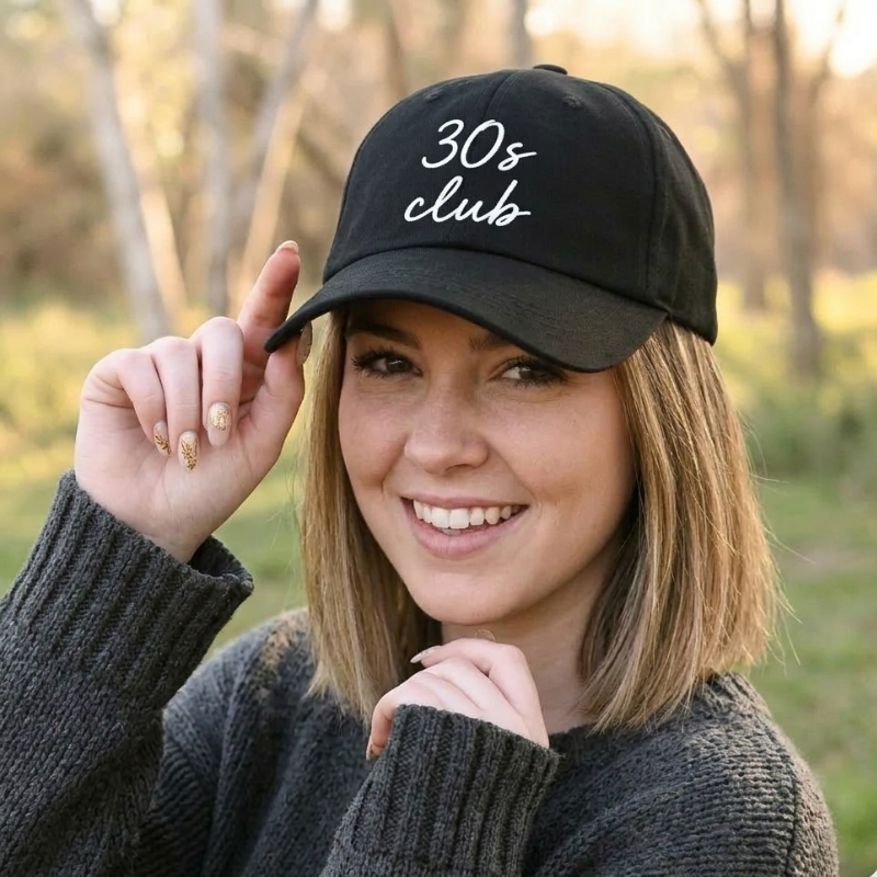 Črna personalizirana kapa s šiltom z belim vezenim napisom 30s club - unikatno darilo za 30. rojstni dan.