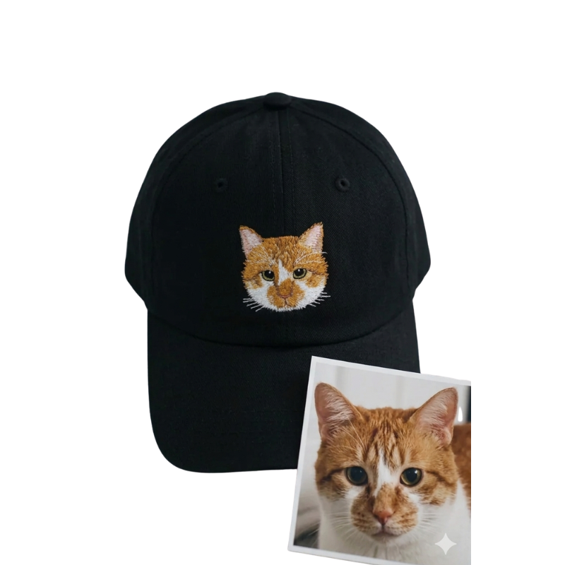 Črna kapa z detajlnim vezenim portretom oranžne mačke – unikatno darilo za lastnike mačk.