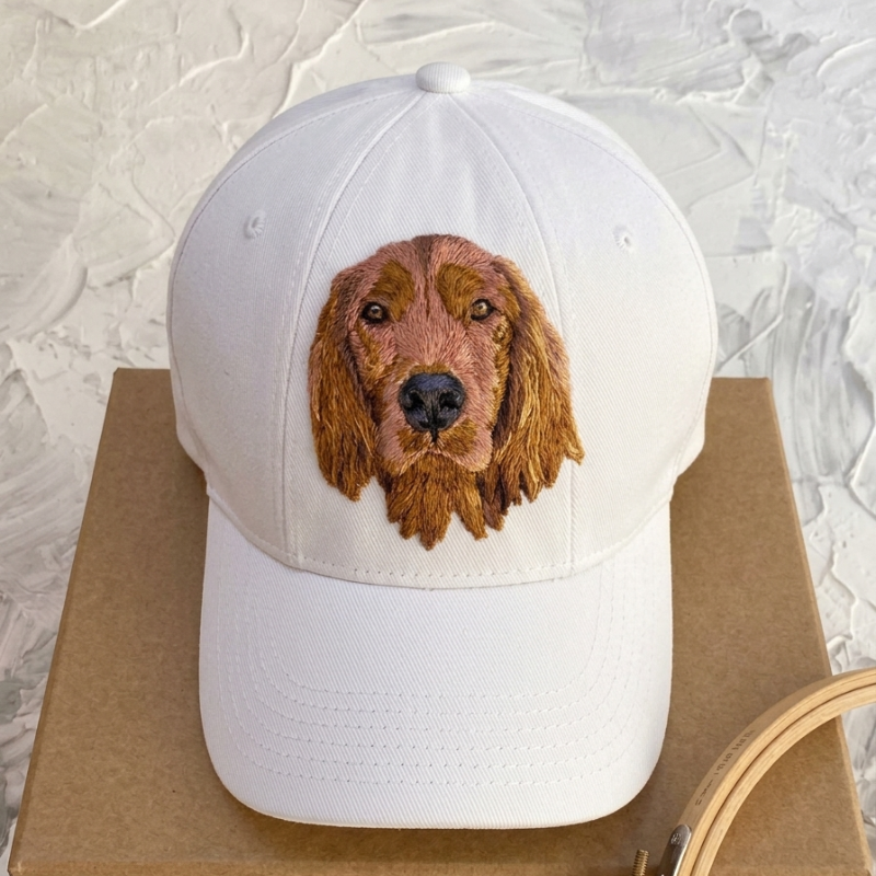 Bela personalizirana kapa z vezenim portretom psa po meri – Studio Laven.