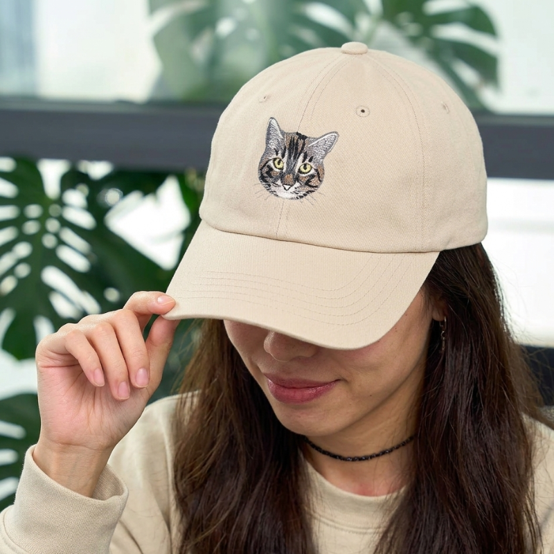 Bež personalizirana kapa s šiltom z vezenim barvnim portretom mačke po fotografiji.