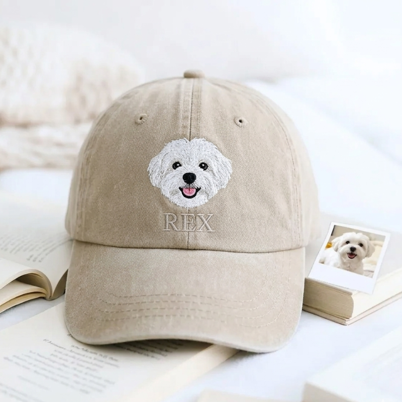 Bež personalizirana kapa z vezenim portretom majhnega belega psa. Mehka barva in kakovosten vez za ljubitelje psov.