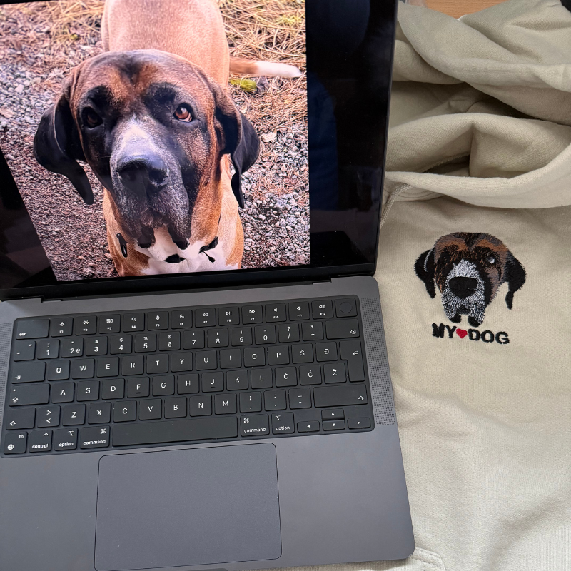 Personaliziran pulover s kapuco z vezenim ljubljenčkom