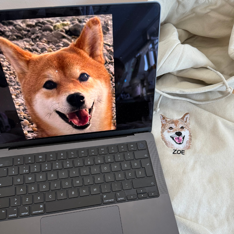 Personaliziran pulover s kapuco z vezenim ljubljenčkom