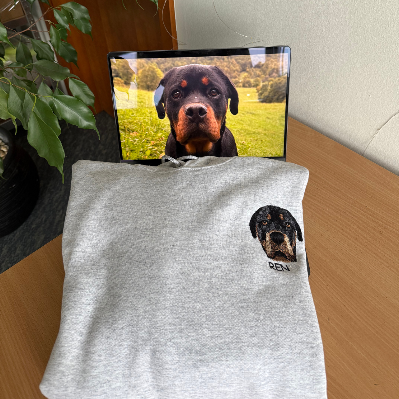 Personaliziran pulover s kapuco z vezenim ljubljenčkom