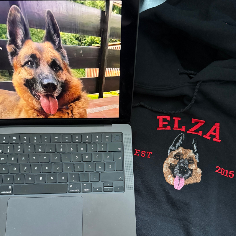 Personaliziran pulover s kapuco z vezenim ljubljenčkom in imenom