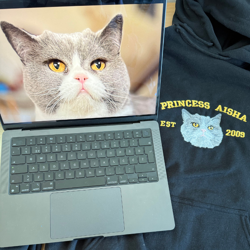 Personaliziran pulover s kapuco z vezenim ljubljenčkom in imenom