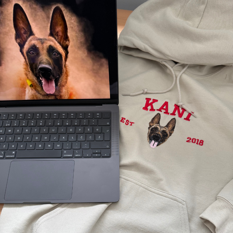 Personaliziran pulover s kapuco z vezenim ljubljenčkom in imenom