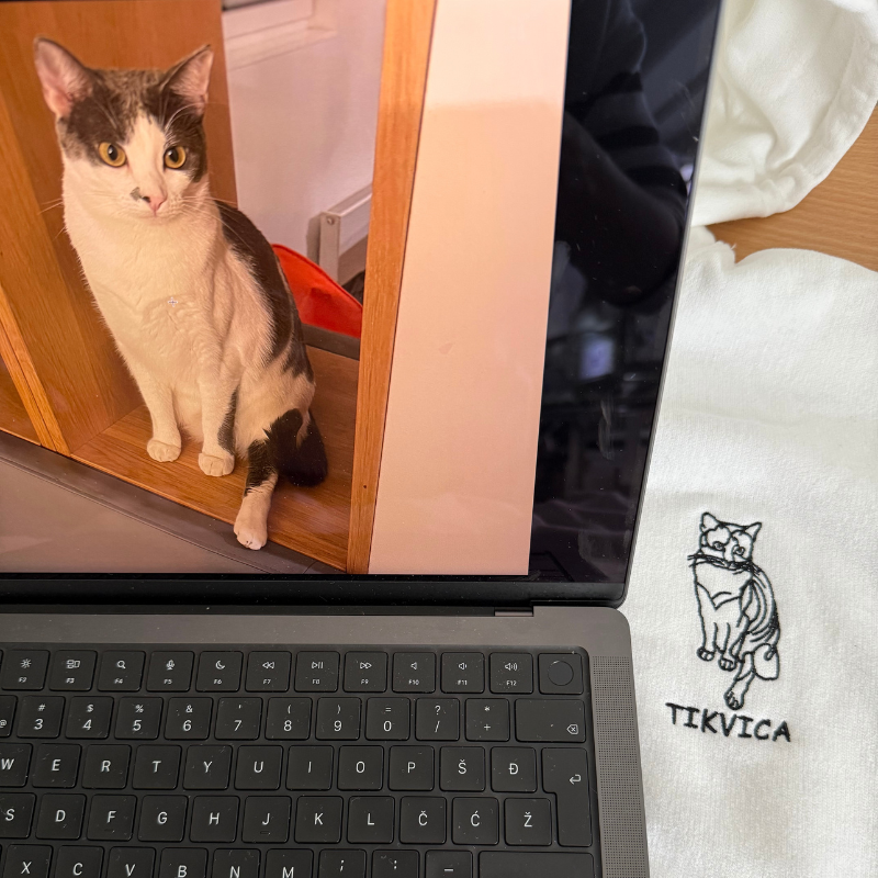 Personaliziran pulover s kapuco z obrisom ljubljenčka