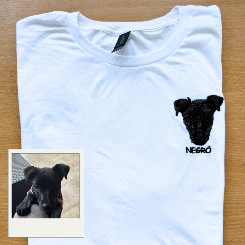 Bela kratka majica z vezenim portretom črnega psa in napisom imena spodaj.