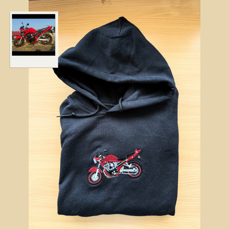 Personaliziran pulover s kapuco z vezenim motivom vozila
