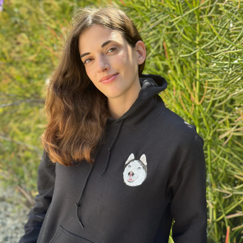 Personaliziran pulover s kapuco z vezenim ljubljenčkom