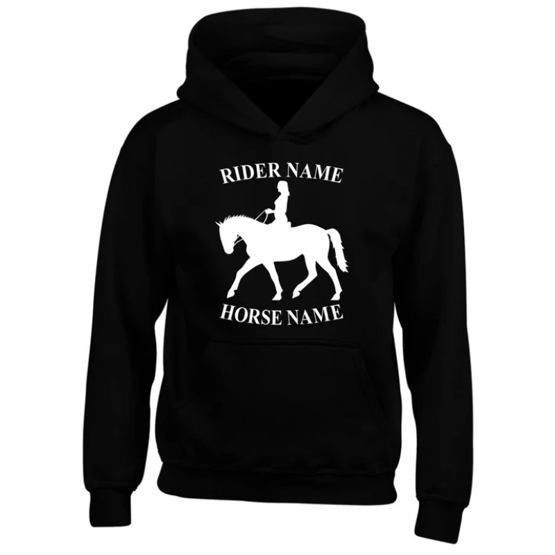 Personaliziran pulover s kapuco – vezen motiv konja in jezdeca