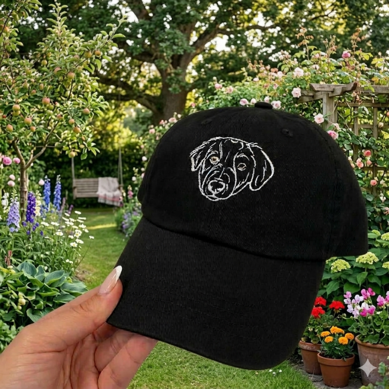 Črna personalizirana kapa z vezenim minimalističnim obrisom pasje glave v beli barvi. Vezenje po fotografiji vašega ljubljenčka