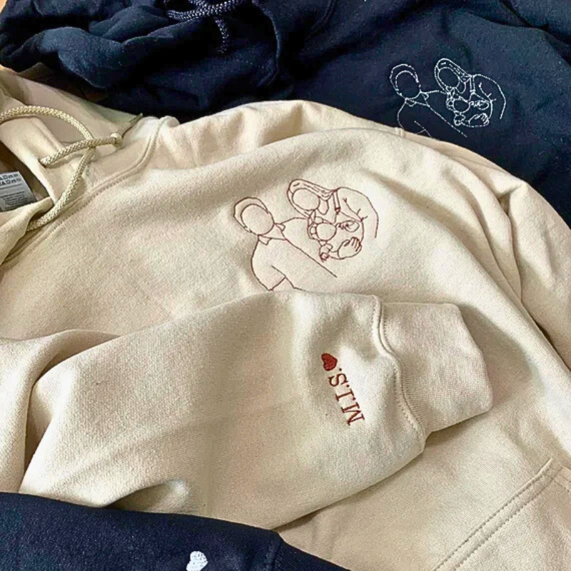 Personaliziran pulover s kapuco z družinskim motivom